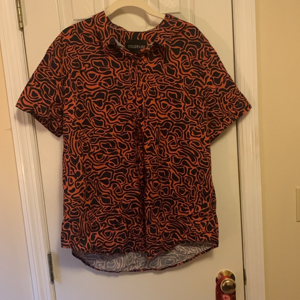 Wildfang women’s XL short sleeve button down in orange/blue abstract pattern.